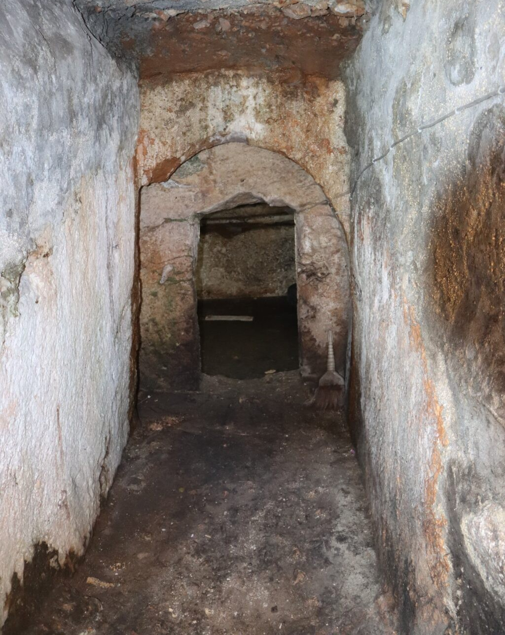 Η εκπληκτική ανακάλυψη ενός αρχαίου ελληνικού πέτρινου τάφου στην αυλή ενός σπιτιού στην Τουρκία (φωτο)