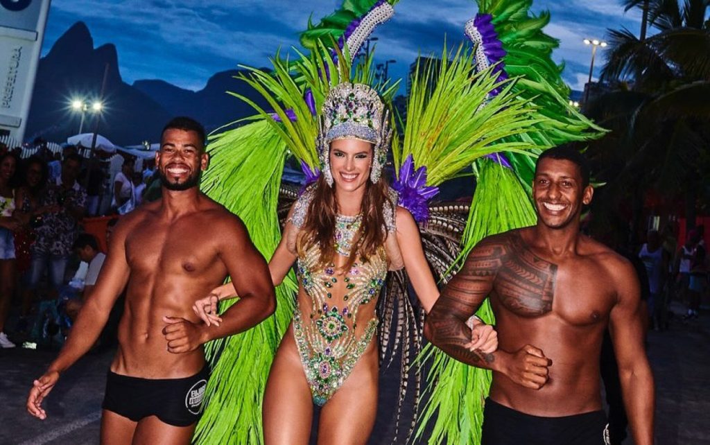 Η εκθαμβωτική εμφάνιση του μοντέλου της Victoria’s Secret στο καρναβάλι του Ρίο που «έκλεψε» τις εντυπώσεις! (φωτο)