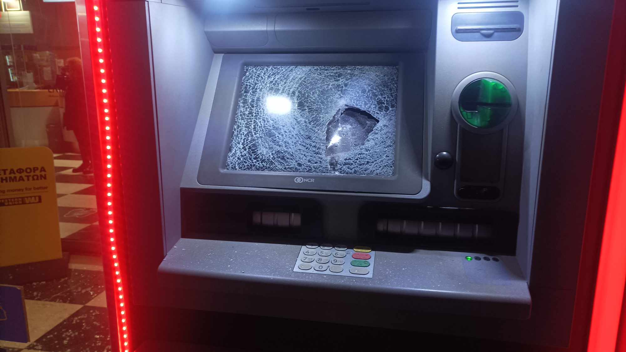 Αττική: Άγνωστοι έσπασαν τζαμαρίες καταστημάτων και ΑΤΜ στη Δάφνη