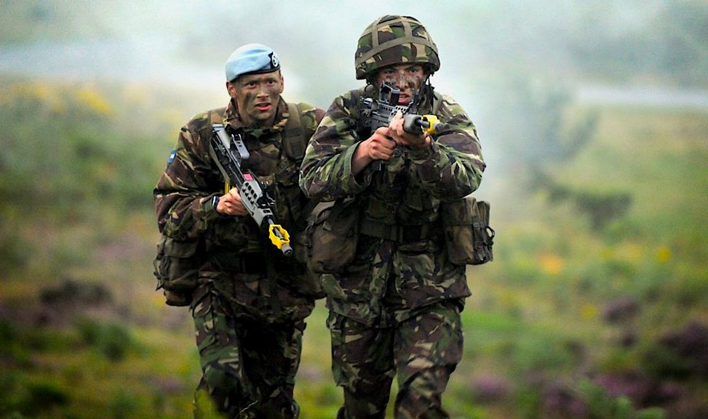 Γιατί η Ρωσία απειλεί την Βρετανία με εξολόθρευση: Έχει 20πλάσιο Στρατό!