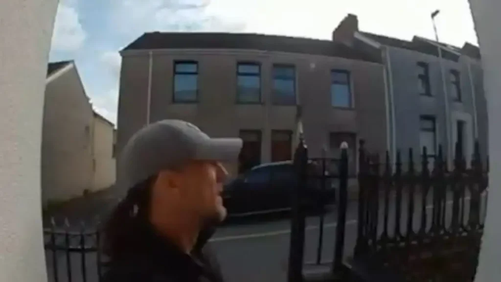 Βρετανία: Στραγγάλισε με πετσέτα την κοπέλα του γιου του – Δείτε σε βίντεο τη στιγμή που ανάβει τσιγάρο