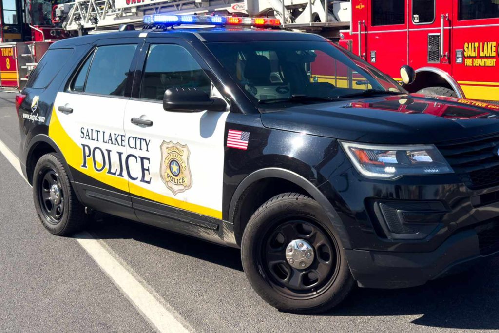 Βίντεο: Αστυνομικοί στη Γιούτα έβαλαν νεαρό συνάδερφό τους να κόψει νεκρό άστεγο με κοπίδι για να σπάσουν πλάκα