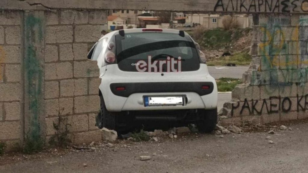 Κρήτη: Από θαύμα γλύτωσε οδηγός που «κάρφωσε» το αυτοκίνητό του σε τοίχο – Δείτε φωτογραφίες