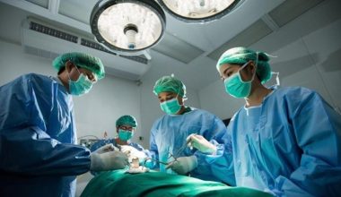 Αυτός είναι ο λόγος που οι χειρούργοι φοράνε πάντα μπλε ή πράσινες στολές