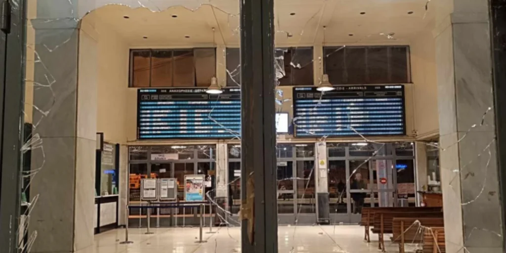 Λάρισα: Επίθεση με πέτρες στον σταθμό του ΟΣΕ (βίντεο)