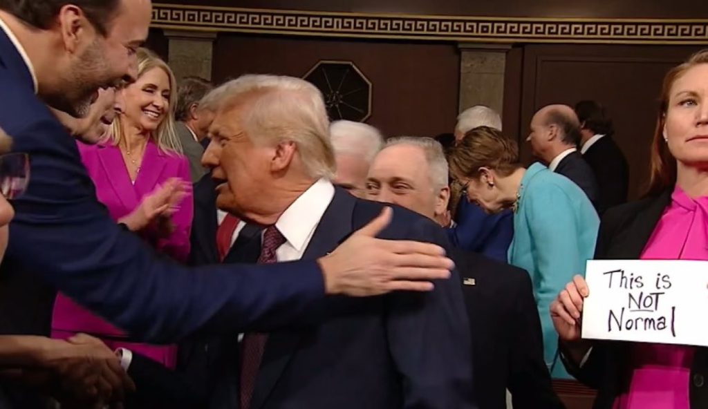 Δημοκρατική γερουσιαστής σήκωσε πινακίδα «αυτό δεν είναι κανονικό» δίπλα στον Ν.Τραμπ (βίντεο)