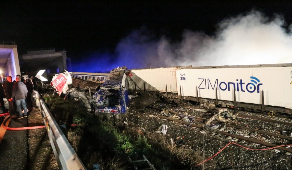 Τέμπη: Δύο χρόνια μετά, τώρα η Πυροσβεστική ψάχνει στο Κουλούρι για το εύφλεκτο υλικό της εμπορικής αμαξοστοιχίας