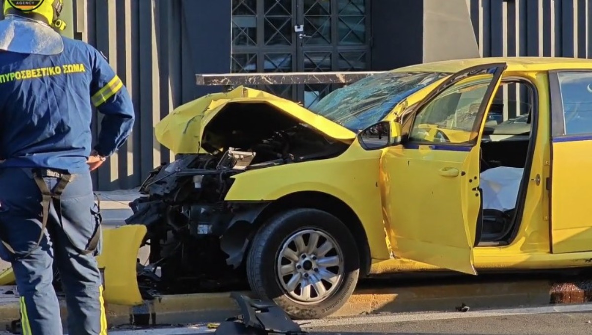Θανατηφόρο τροχαίο στην Πειραιώς: Κατέληξε και η 61χρονη που επέβαινε στο ταξί που «καρφώθηκε» σε κολώνα