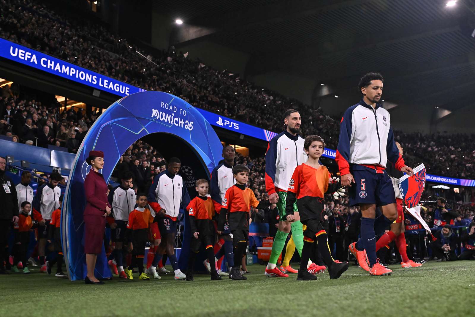 «Άναψαν τα αίματα» στο ΠΣΖ – Λίβερπουλ: Διένεξη του Φαν Ντάικ με τον τεχνικό διευθυντή των Γάλλων (βίντεο)