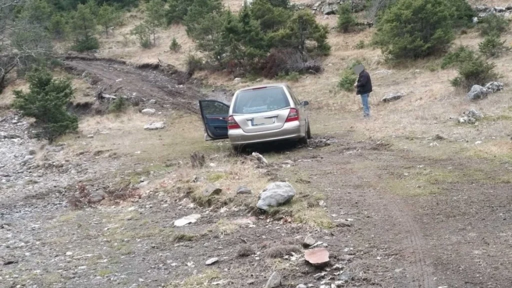 Άγραφα: Νεκροφόρα «κόλλησε» στις λάσπες μετά από λάθος του GPS – Με αγωνία περίμενε η οικογένεια στην κηδεία(φωτο)