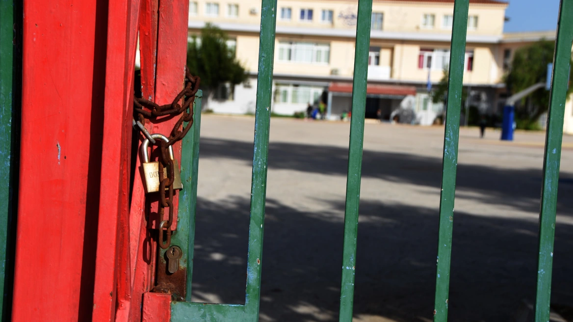 Ελεύθερος ο ανήλικος που συνελήφθη για διακίνηση ναρκωτικών σε αυλή σχολείου στη Θεσσαλονίκη