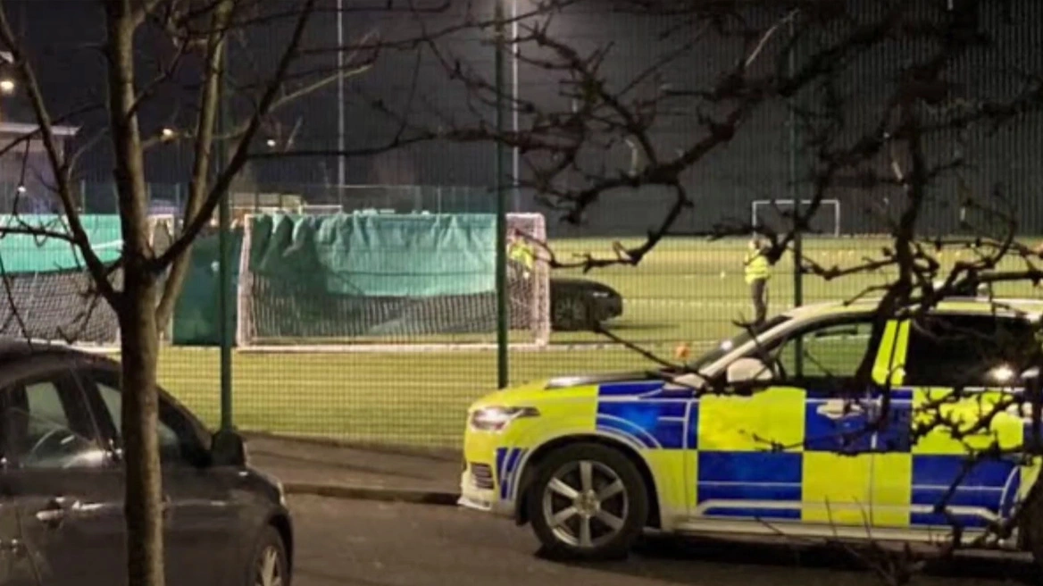 Βρετανία: Ηλεκτρικό αυτοκίνητο μπήκε μέσα σε γήπεδο και παρέσυρε δύο παιδιά – Νεκρό ένα 10χρονο κορίτσι