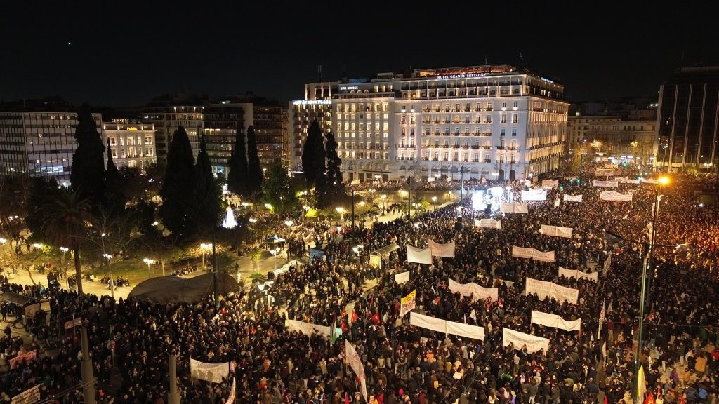 Έγκλημα στα Τέμπη: Σε εξέλιξη η συγκέντρωση έξω από τη Βουλή – Λαοθάλασσα στο Σύνταγμα και επεισόδια