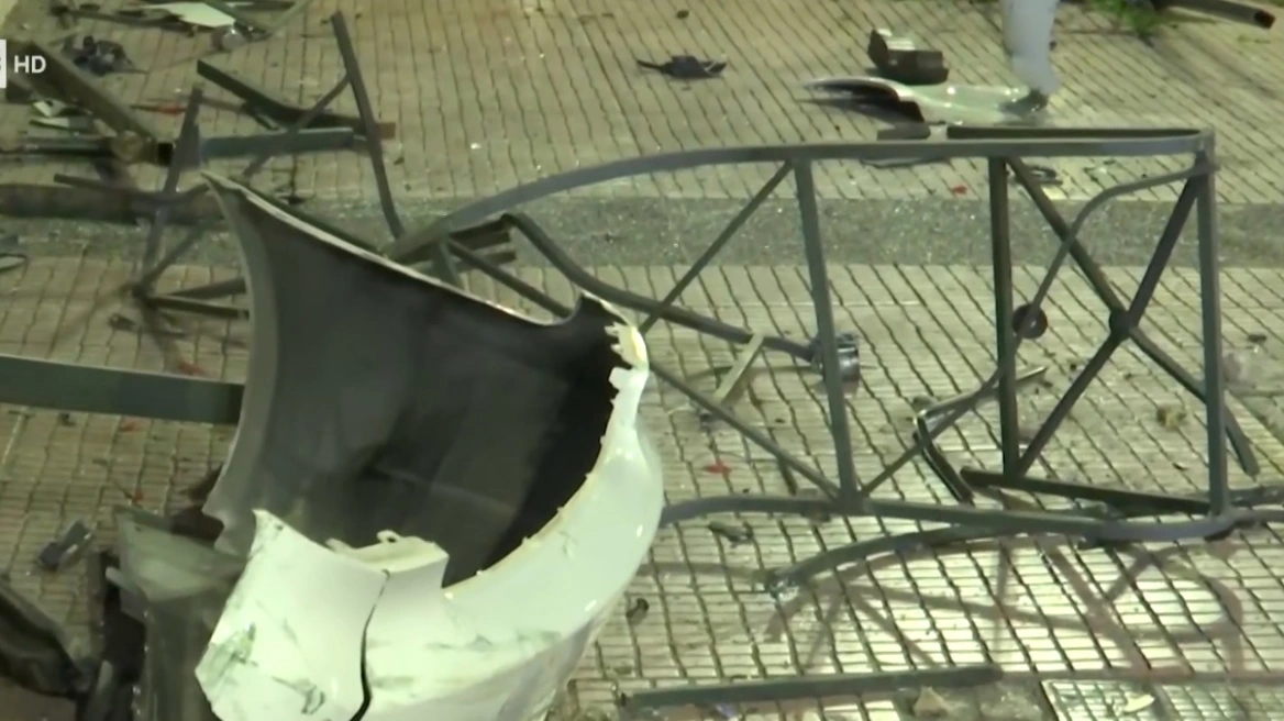 Σοβαρό τροχαίο στη Βασιλίσσης Σοφίας – Αυτοκίνητο έπεσε στα κάγκελα έξω από το νοσοκομείο Αλεξάνδρα