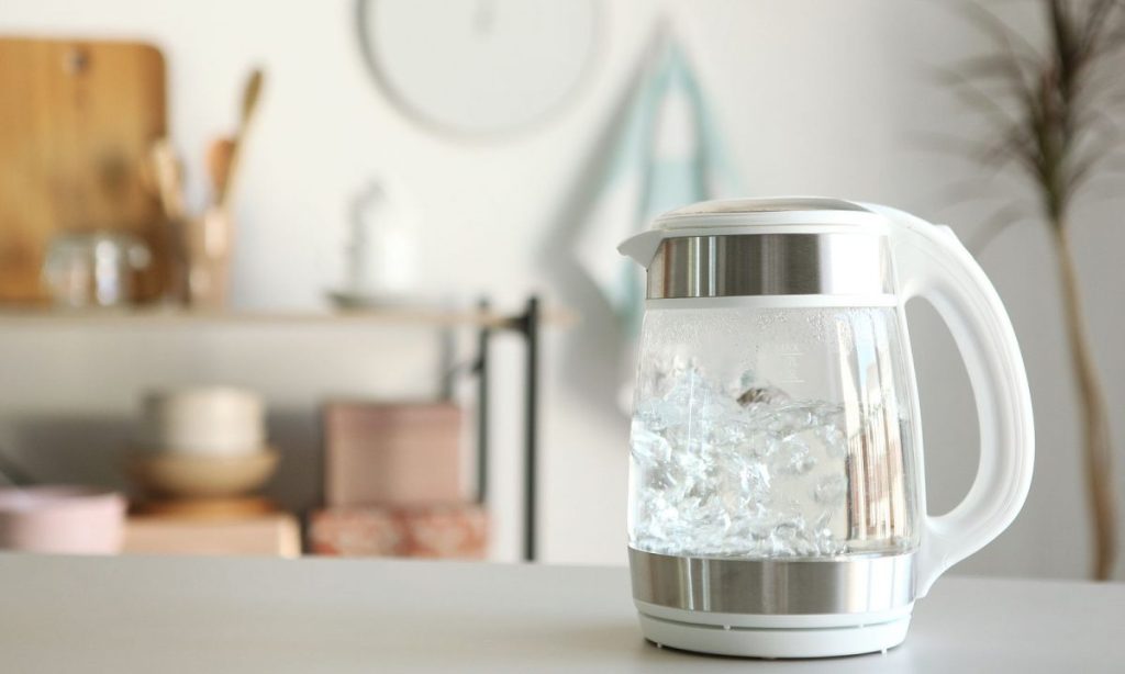 Το γνωρίζατε; – Αυτό είναι το κόλπο για να εξαφανίζονται μέσα σε 5 λεπτά τα άλατα από τον βραστήρα