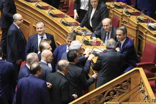 Πρόταση δυσπιστίας στη Βουλή: Τα «πηγαδάκια» και οι συζητήσεις που προκάλεσαν εντυπώσεις – Δείτε εικόνες