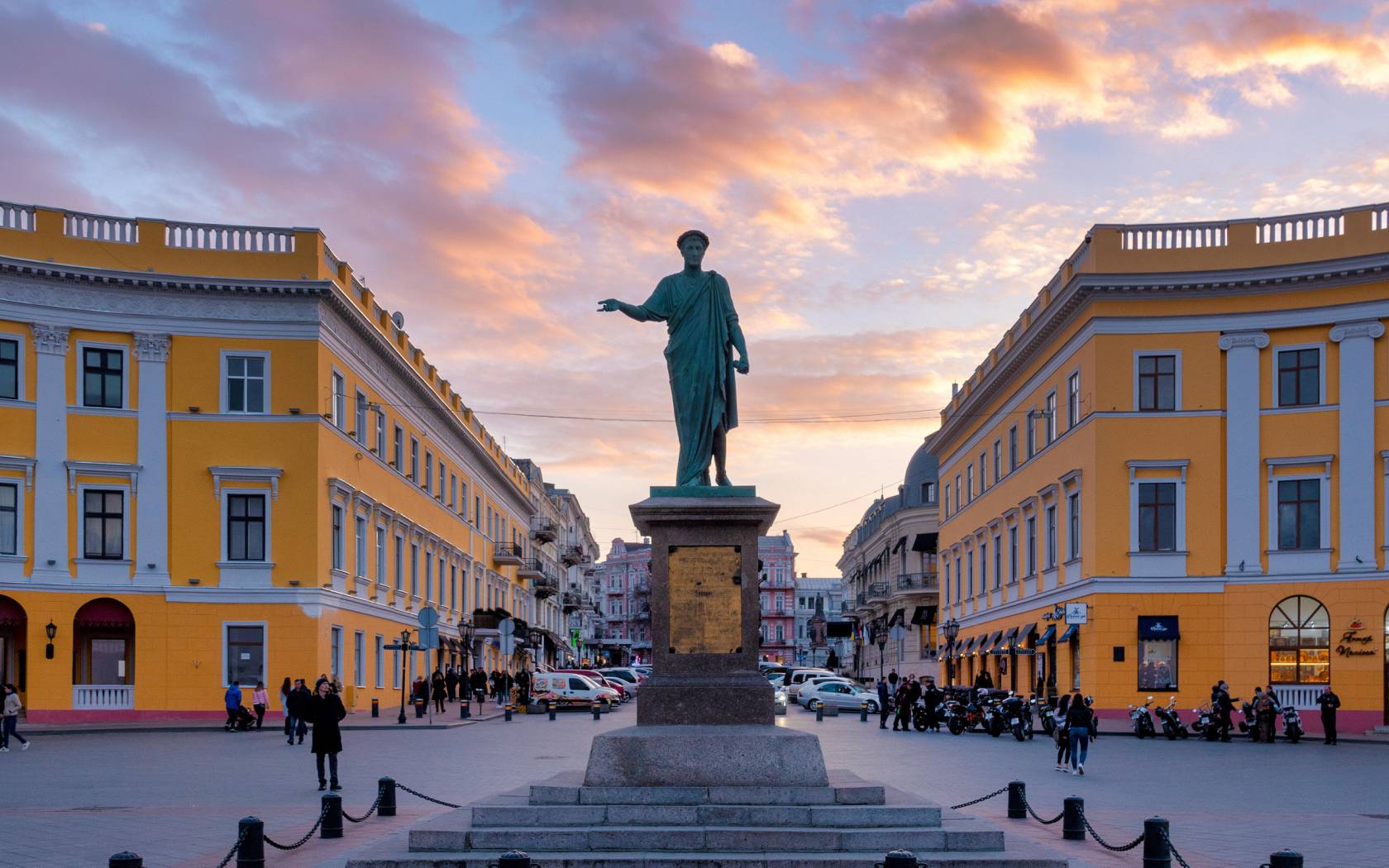 Βίντεο: Γυναίκα κυκλοφορεί στο κέντρο της Οδησσού με την… ρωσική σημαία