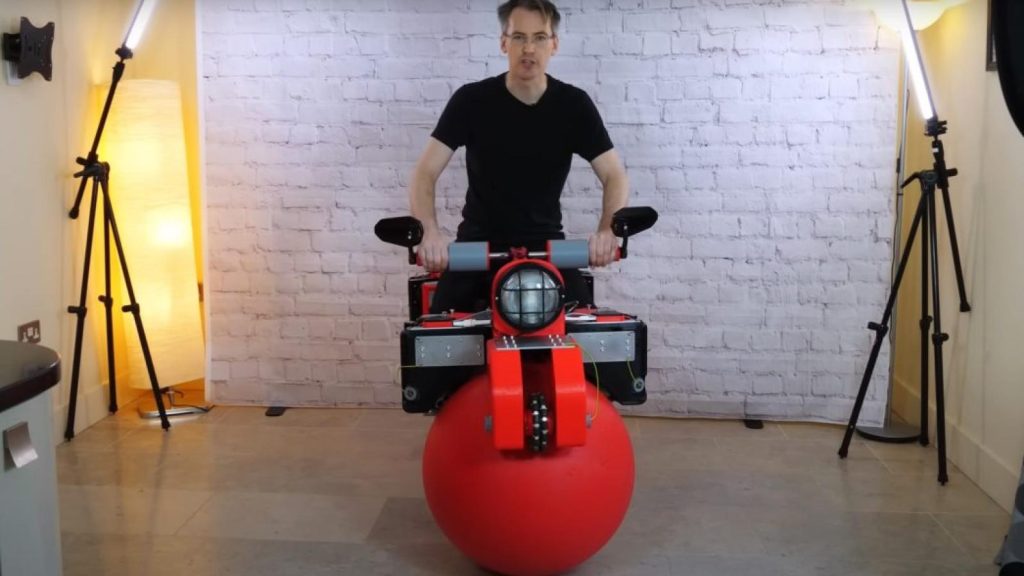 Αυτό είναι το πιο παράξενο scooter – Έχει μπάλες αντί ρόδες (βίντεο)