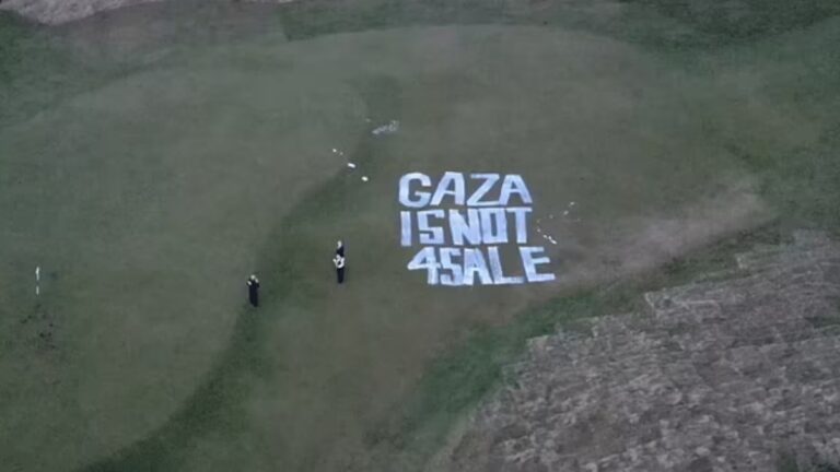 «Η Γάζα δεν είναι προς πώληση» – Ακτιβιστές βανδάλισαν ιδιοκτησία του Τραμπ στη Σκωτία (βίντεο)