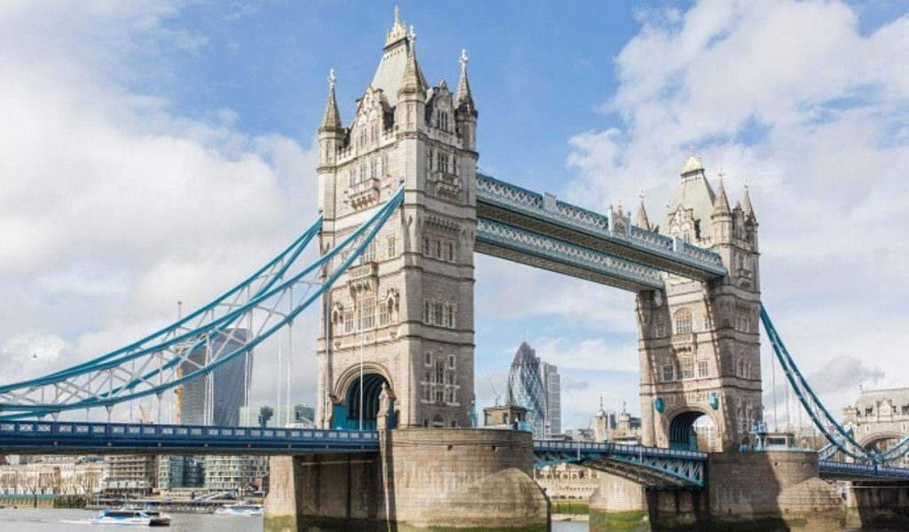 Λονδίνο: Κλειστή η γέφυρα «Tower Bridge» – Άνδρας σκαρφάλωσε και κάθεται στα κιγκλιδώματα (βίντεο)