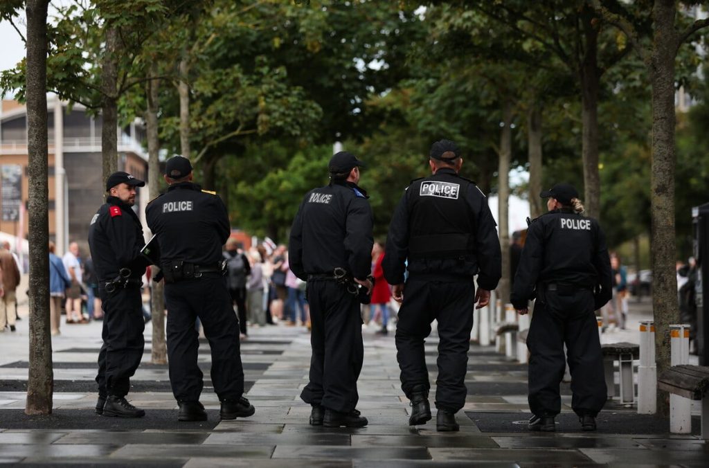 Βίντεο: Άγριο ξύλο μεταξύ εννέα ανδρών στη μέση πολυσύχναστου δρόμου στο Λονδίνο