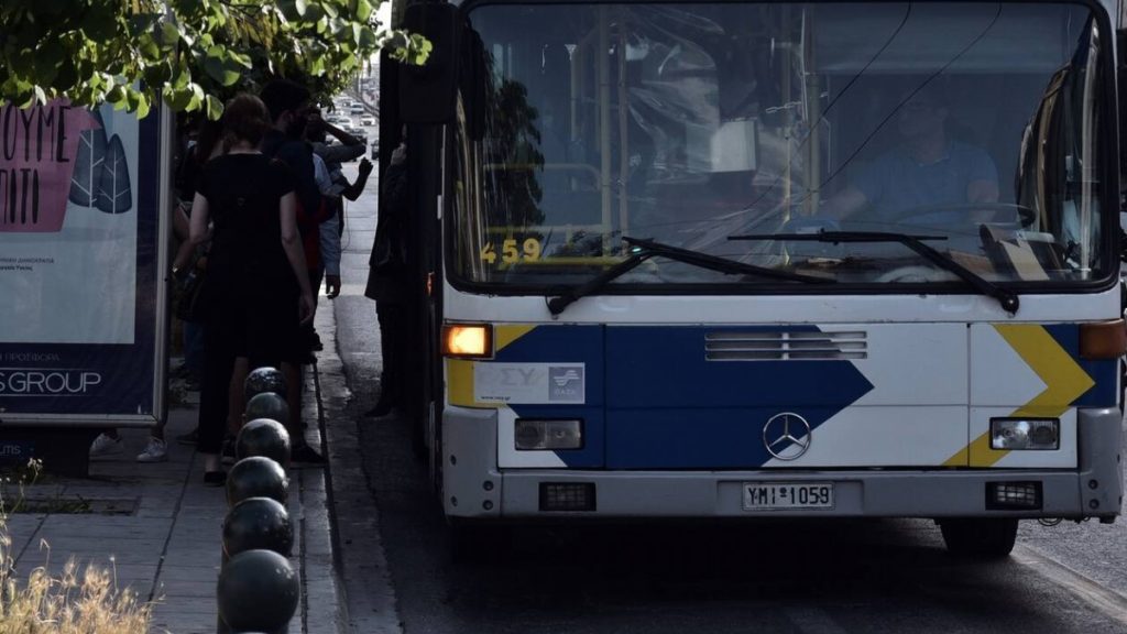 Βίντεο: Δείτε τη στιγμή που γυναίκα σπάει το μπροστινό τμήμα λεωφορείου γιατί δεν της άνοιγε ο οδηγός