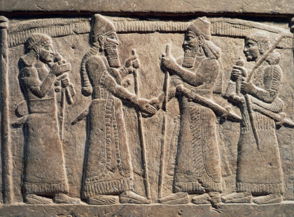 Ποια είναι η ιστορία της χειραψίας; – Ο διαφορετικός λόγος που έδιναν τα χέρια στην αρχαιότητα