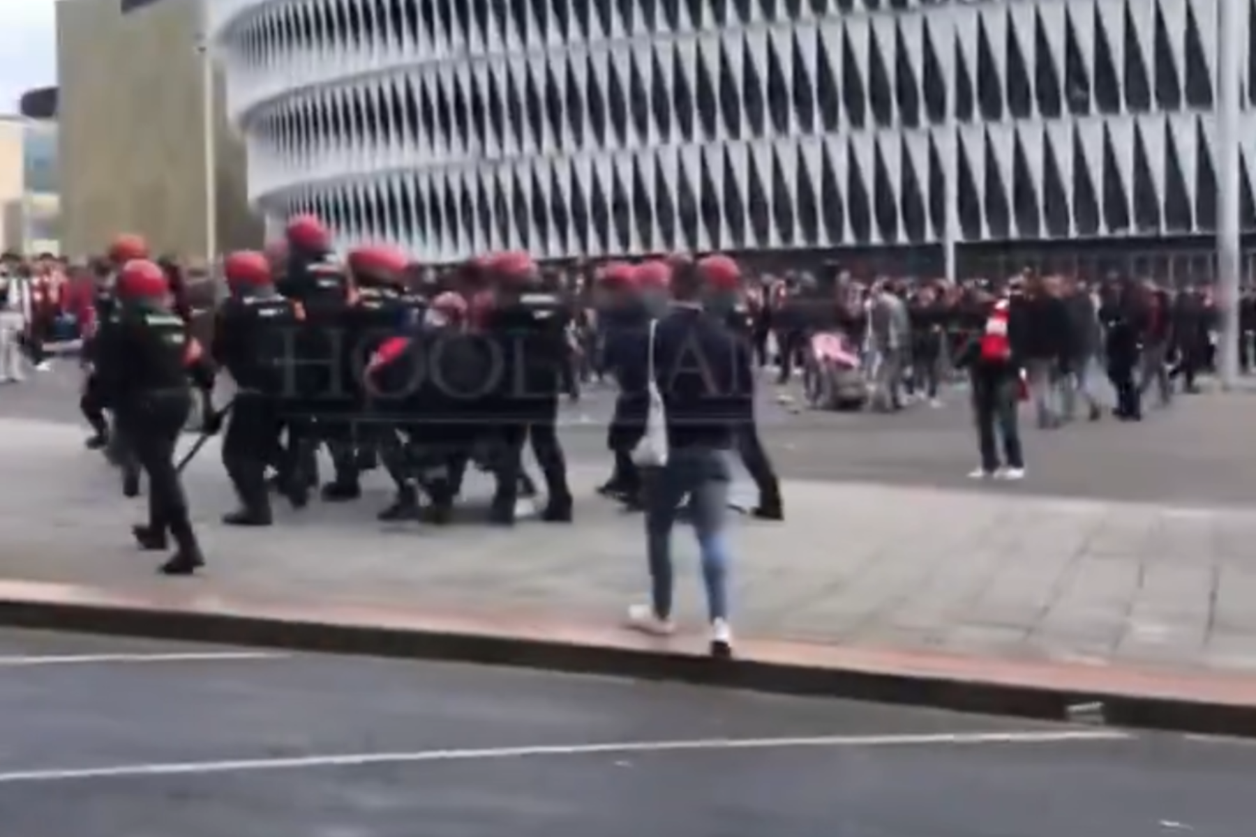 Σοβαρά επεισόδια στο «Σαν Μαμές» πριν τον αγώνα Αθλέτικ Μπιλμπάο – Ρόμα – Δείτε βίντεο