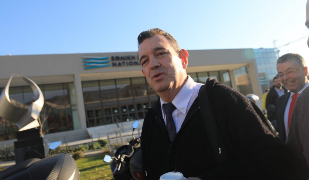 Βίντεο: Η στιγμή που ο βουλευτής της «Νίκης» Ν.Παπαδόπουλος έριξε στο πάτωμα τα κάδρα με τις βλάσφημες εικόνες