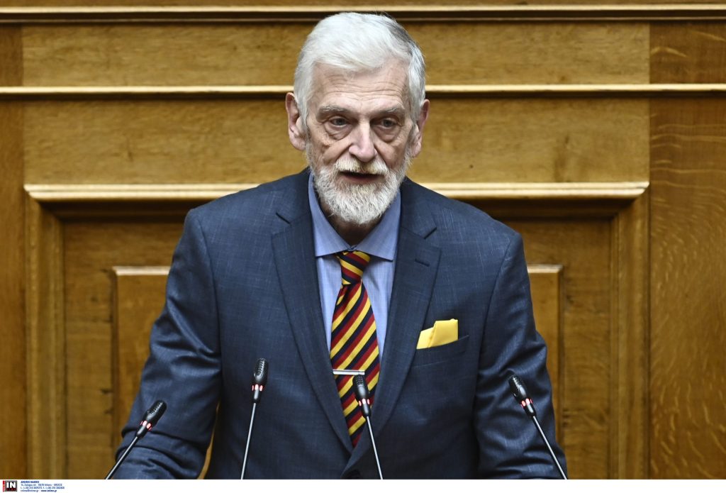 Γιάννης Λοβέρδος: Κριτική για την «ρηχή σκέψη» των Ελλήνων στα social αλλά ο ίδιος κάνει like… σε γυμνά οπίσθια!