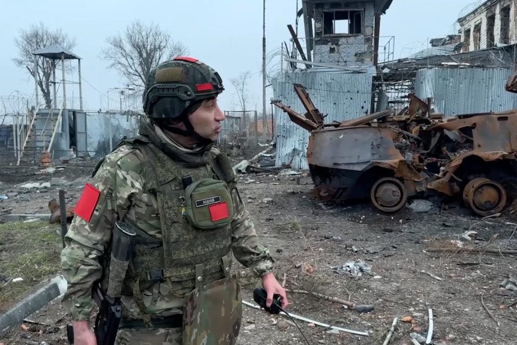 Bίντεο: Ηλικιωμένες γυναίκες με βουρκωμένα μάτια υποδέχονται Ρώσους στρατιώτες στη Σούτζα