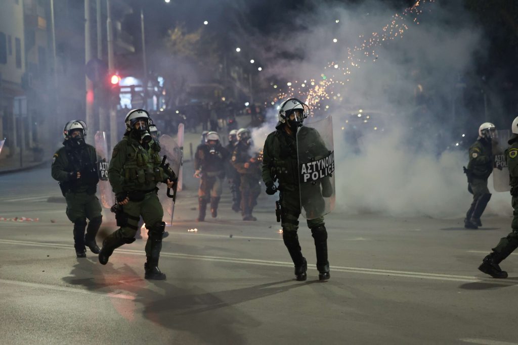 Επεισόδια στη Θεσσαλονίκη τα ξημερώματα: Tραυματίστηκαν δύο αστυνομικοί