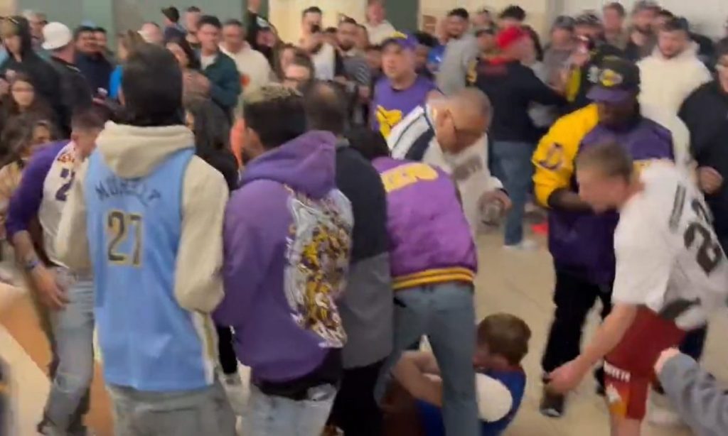 ΝΒΑ: Άγριο ξύλο μεταξύ οπαδών μετά τον αγώνα Νάγκετς – Λέικερς (βίντεο)