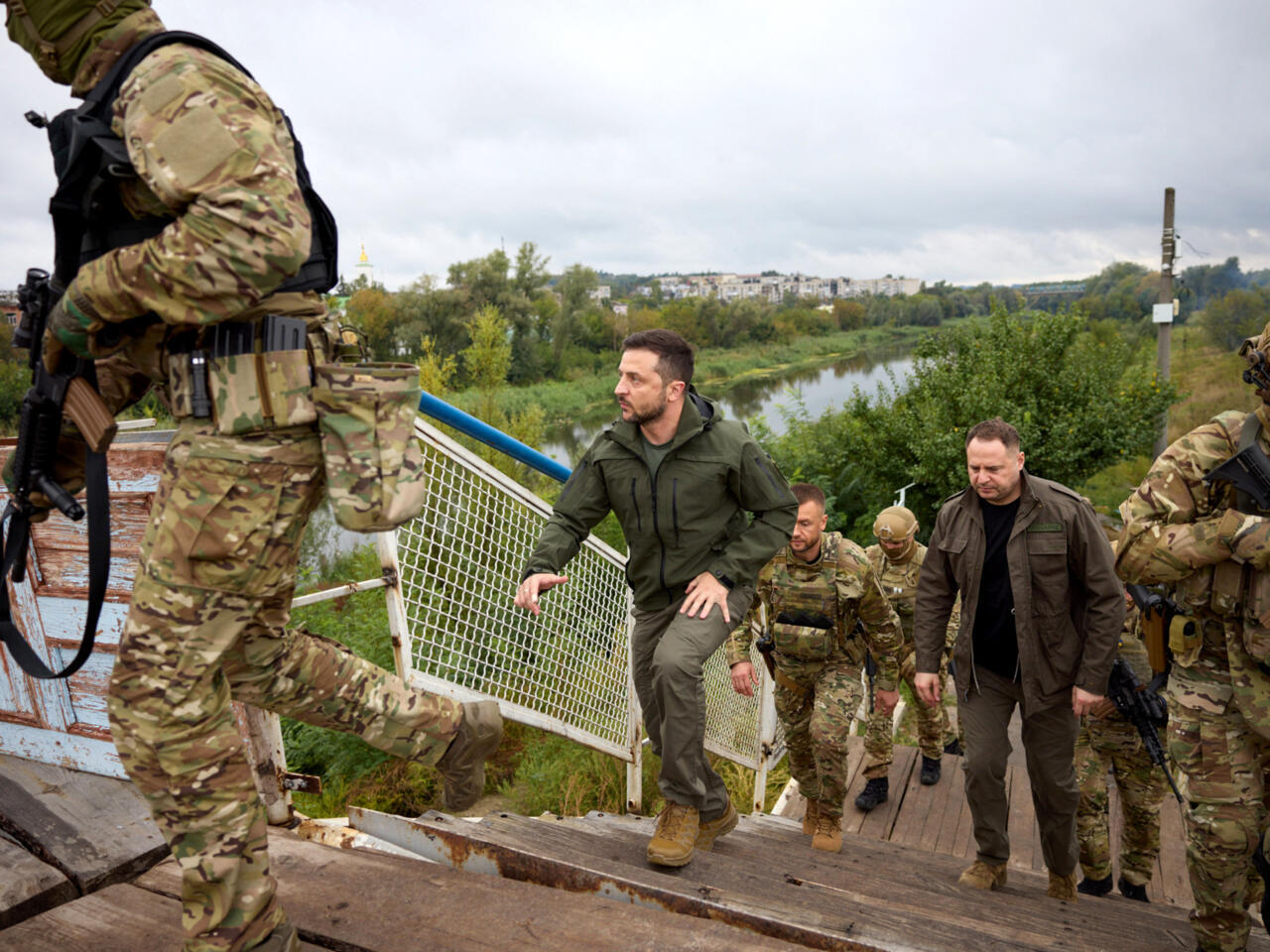 Tου φταίνε όλοι και όλα: Ο Β.Ζελένσκι καρατόμησε τον Ουκρανό Α/ΓΕΣ μετά την παταγώδη αποτυχία στο Κουρσκ