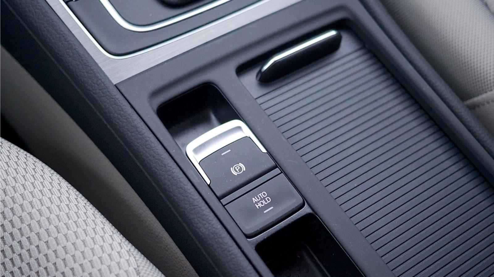 Αυτό είναι το κουμπί στο αυτοκίνητο που κάνει την οδήγηση πιο εύκολη – Ποιος ο ρόλος του