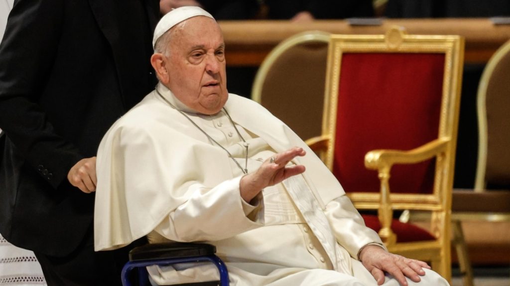 Το Βατικανό δημοσίευσε «κατόπιν πιέσεων» την πρώτη φωτογραφία του Πάπα Φραγκίσκου από το νοσοκομείο