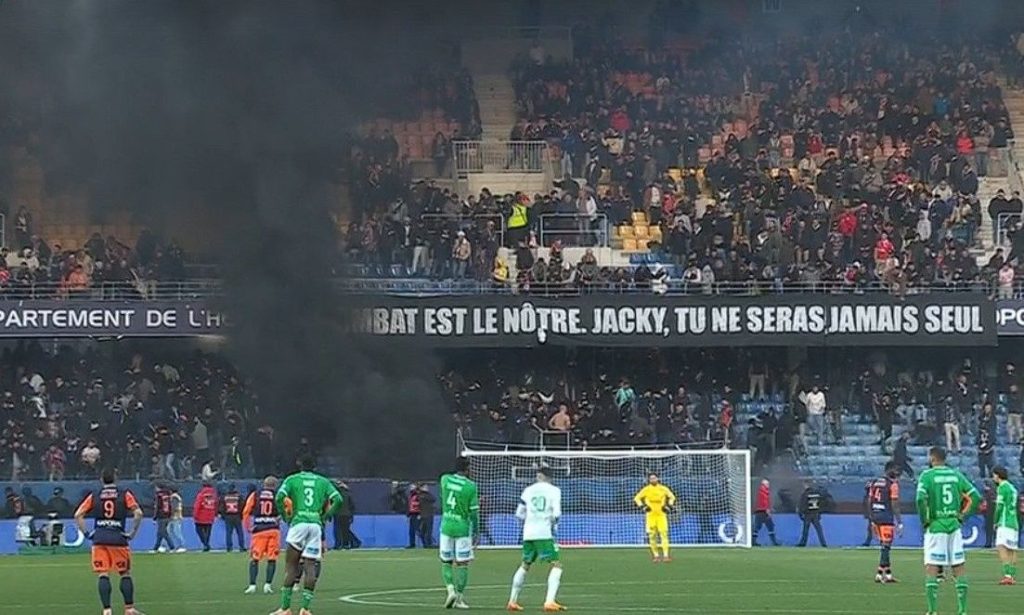 Μονπελιέ – Σεντ Ετιέν: Τα έκαναν «γυαλιά καρφιά» οι οπαδοί – Φωτιές στις κερκίδες και διακοπή του αγώνα (φωτο)
