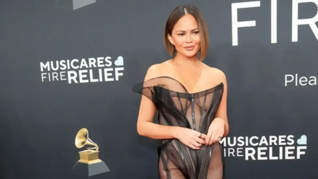 Η Κρίσι Τέιγκεν απαντά στις κριτικές για τις πλαστικές της επεμβάσεις: «Κοιτάξτε τη μίζερη ζωούλα σας» (βίντεο)