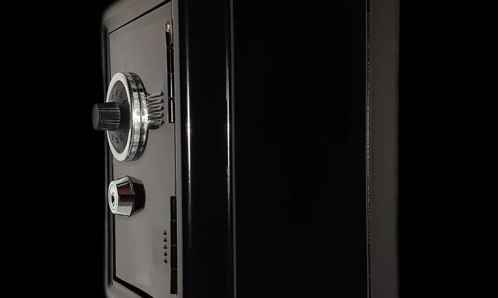 Πέντε συλλήψεις για κλοπές σε βάρος ηλικιωμένων στα Βόρεια Προάστια – Συνελήφθησαν με το χρηματοκιβώτιο στα χέρια