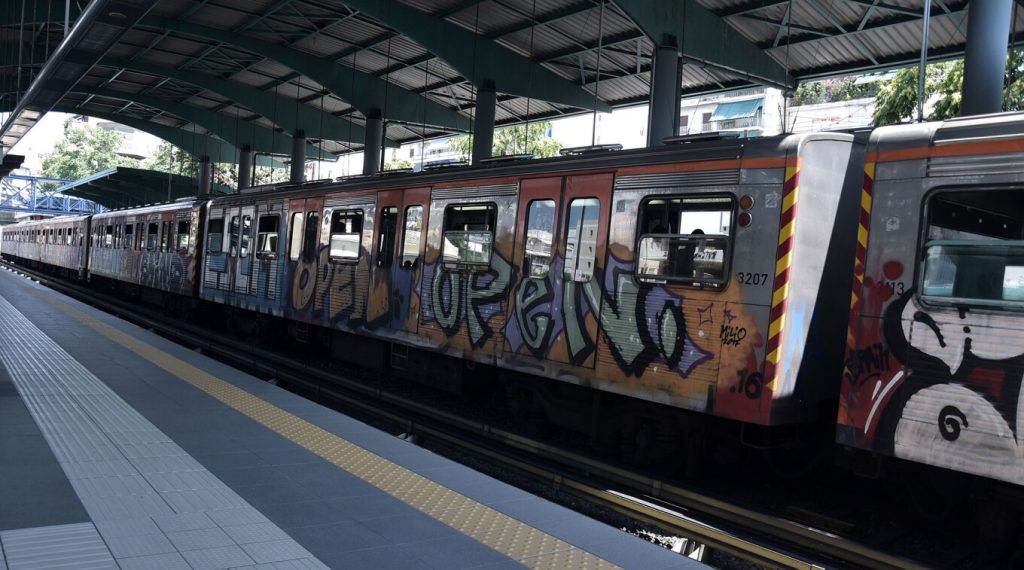 Χειροπέδες σε 21χρονο από τον Περισσό – Χτύπησε και προσπάθησε να ληστέψει 18χρονο στον ΗΣΑΠ