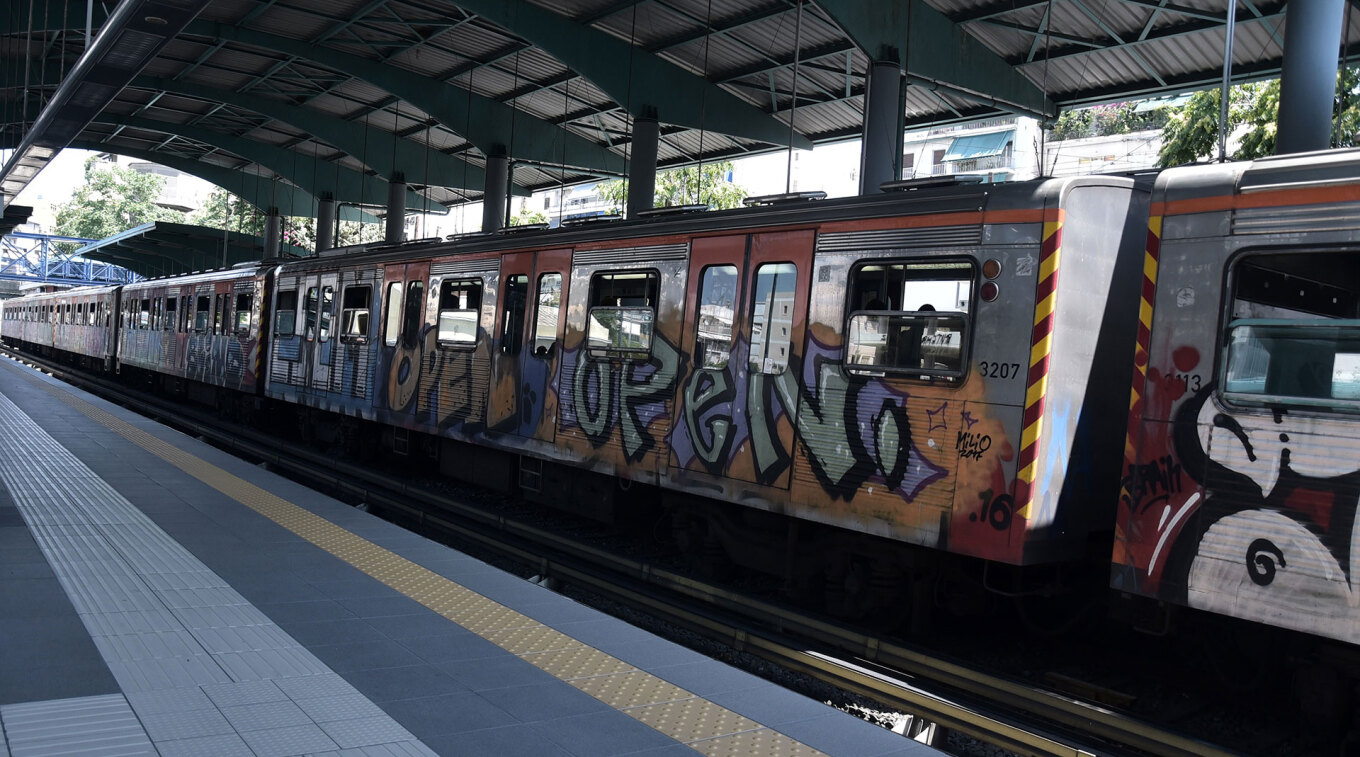 Χειροπέδες σε 21χρονο από τον Περισσό – Χτύπησε και προσπάθησε να ληστέψει 18χρονο στον ΗΣΑΠ