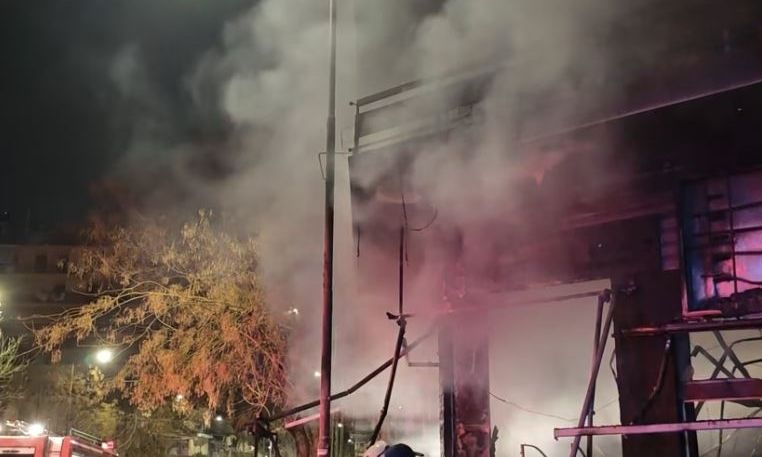 Μεγάλη φωτιά ξέσπασε σε φούρνο της Βουλιαγμένης: Εκκενώθηκε πολυκατοικία – Σε πανικό οι ένοικοι