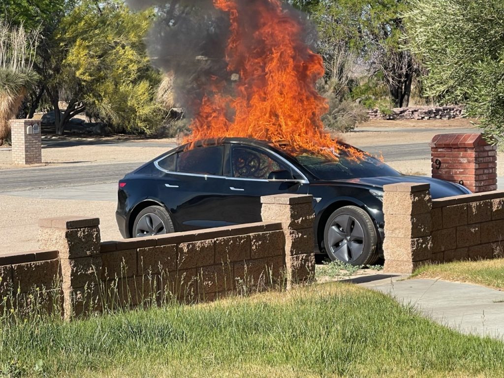 Αντίδραση Έλον Μασκ για τους εμπρησμούς αυτοκινήτων Tesla: «Είναι παρανοϊκό»