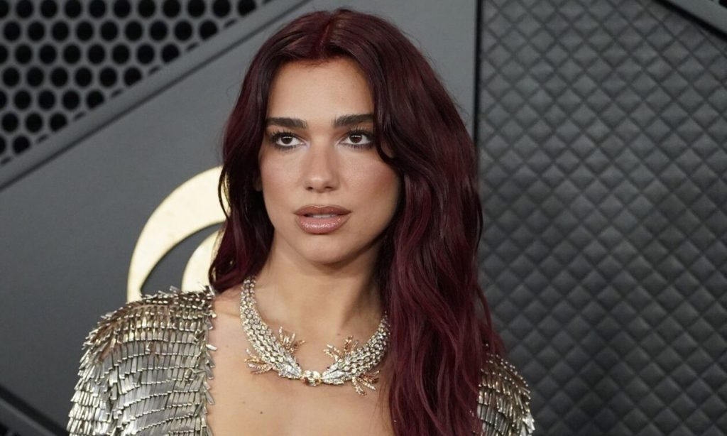 Ντούα Λίπα: Η «καυτή» εμφάνιση στην Αυστραλία με κόκκινες ζαρτιέρες (βίντεο)