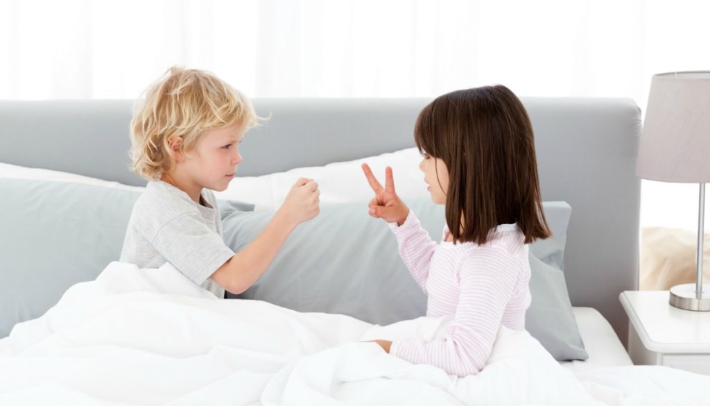 Έχετε αναρωτηθεί; – Πώς ξεκίνησε το παιδικό παιχνίδι «πέτρα,μολύβι,χαρτί» – Δείτε βίντεο