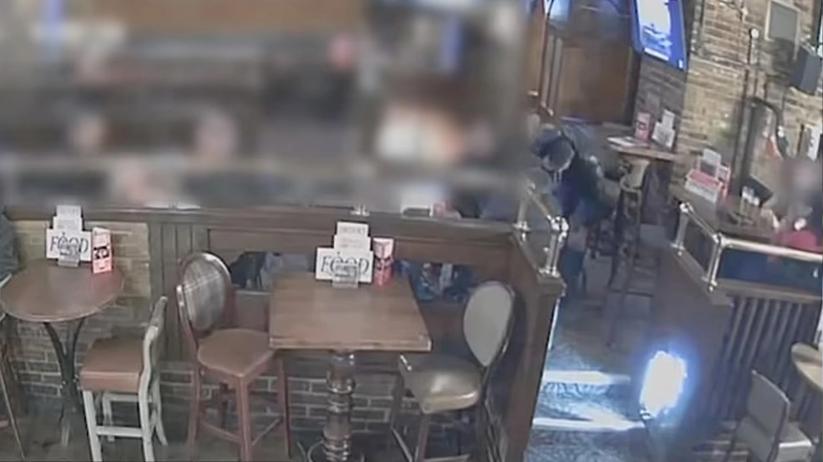 Λονδίνο: Βίντεο από τη στιγμή που κλέφτης αρπάζει τσάντα γυναίκας με το… πόδι του