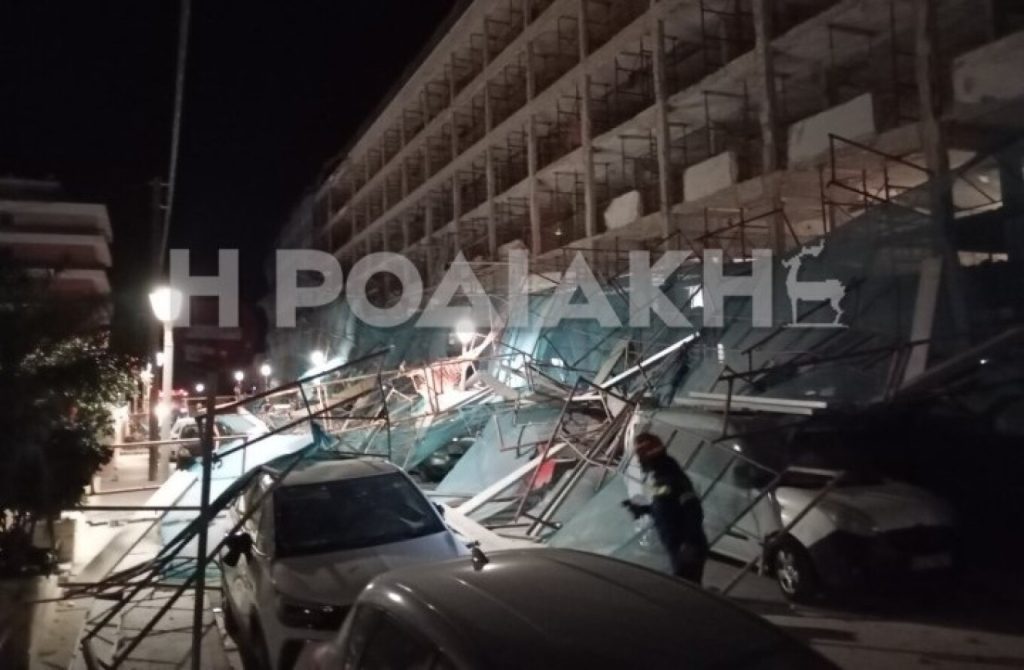 «Βομβαρδισμένο» τοπίο η Ρόδος: Σκαλωσιά κατέρρευσε και κατέστρεψε 20 αυτοκίνητα – Δείτε φωτογραφίες