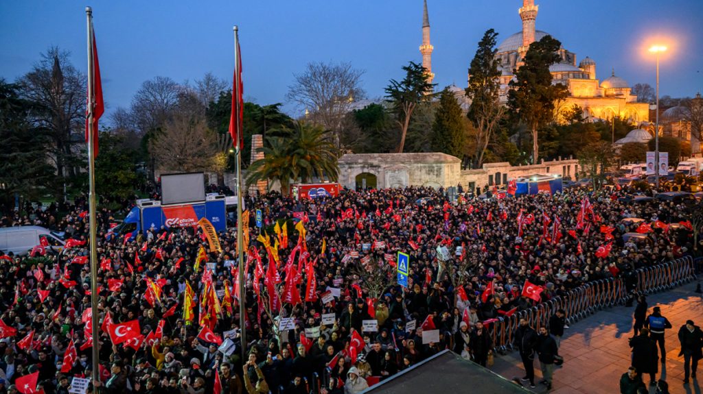 Τουρκία: Λαοθάλασσα από διαδηλωτές που υποστηρίζουν τον Εκρέμ Ιμάμογλου – Δείτε βίντεο