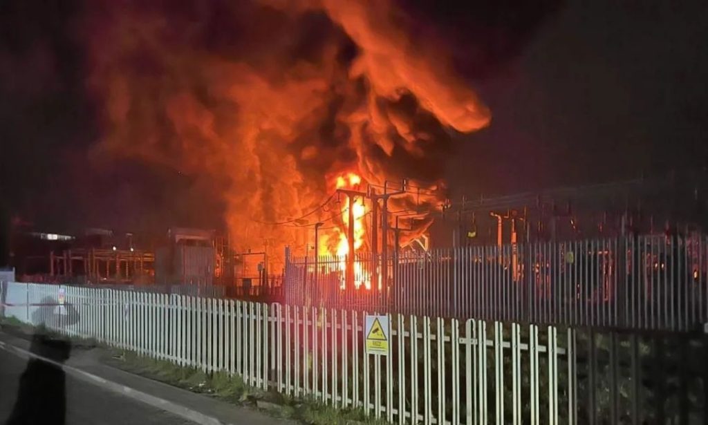 Λονδίνο: Φωτιά σε ηλεκτρικό υποσταθμό – Κλείνει για μια μέρα το αεροδρόμιο του Χίθροου (βίντεο)