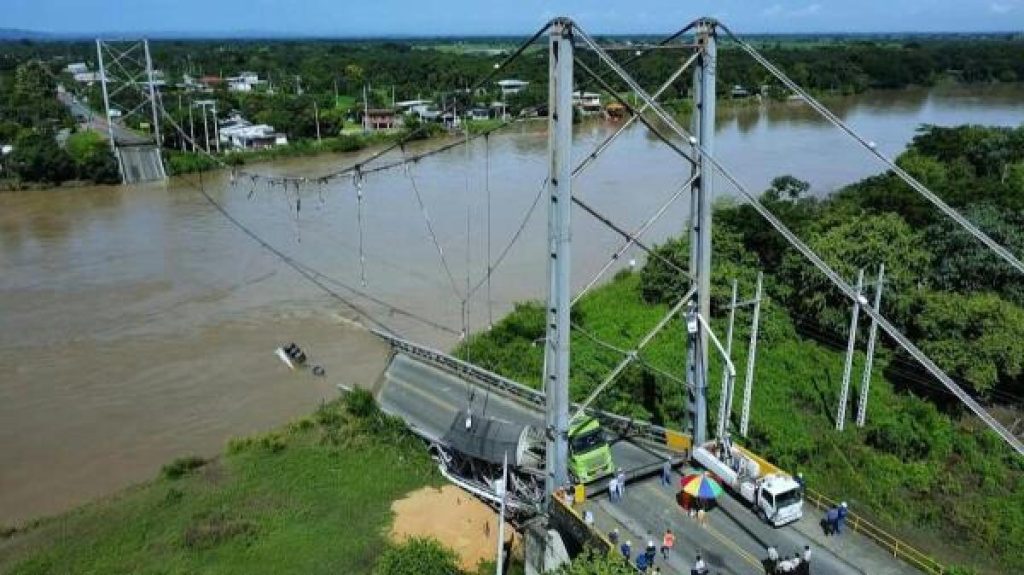 Κατέρρευσε γέφυρα στον Ισημερινό: Τουλάχιστον τέσσερις νεκροί – Έρευνες για αγνοούμενους